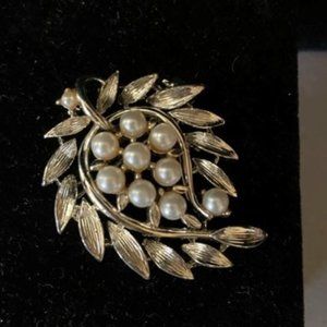 Lisner Pearls on a Leaf, Gorgeous Vintage Brooch